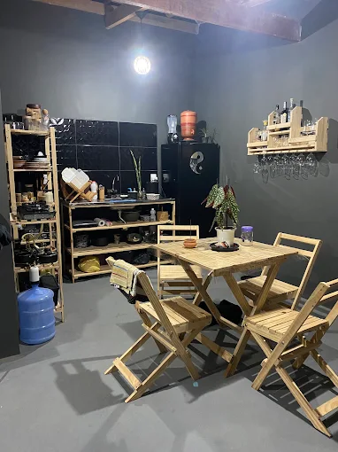Mesa e cadeiras de madeira em área de sítio