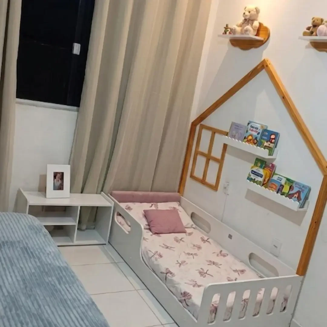 Cama infantil de madeira em formato de casinha