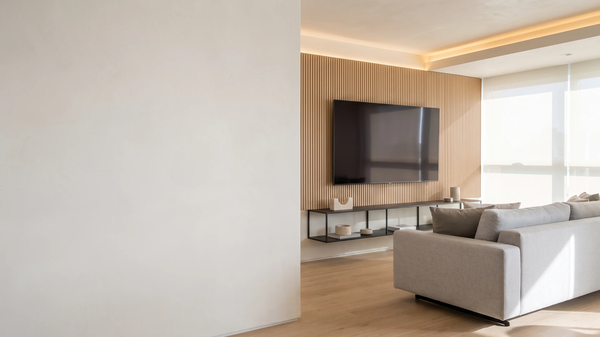Sala com painel de madeira e rack sob medida
